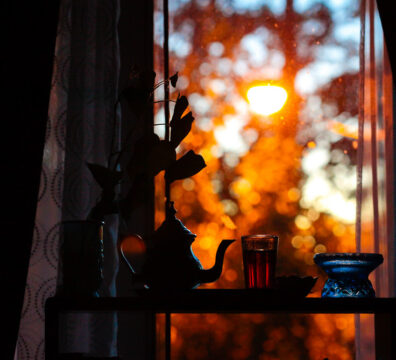 Осенний вид из окна, чай