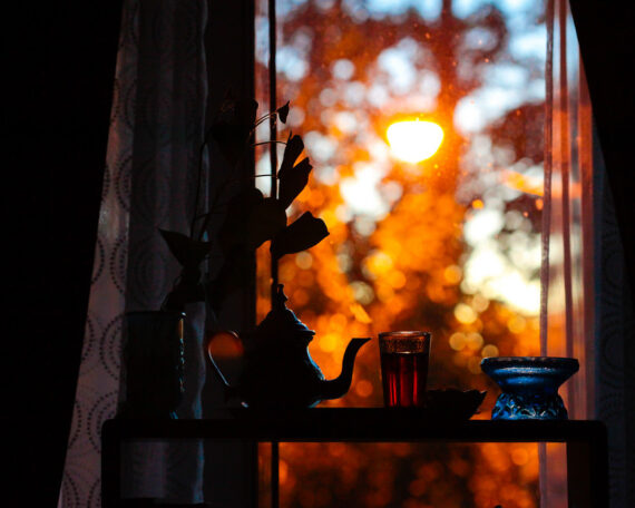 Осенний вид из окна, чай